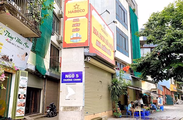 Tương tự, tại phố Trường Chinh (Đống Đa, Hà Nội), môi giới cũng từng rao bán một căn nhà với 3m mặt tiền nhưng chiều sâu chỉ 1m với giá 2 tỷ đồng. Ảnh: Vietnamnet