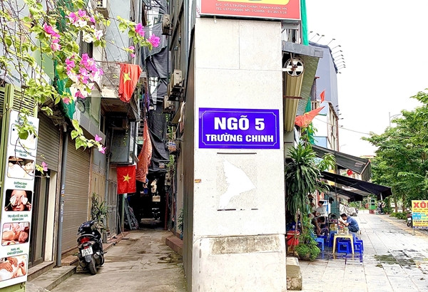 Đặc biệt, phần tường của căn nhà còn được gắn biển "Ngõ 5 Trường Chinh", nếu quan sát từ phía sau, nhiều người sẽ hiểu nhầm đây chỉ là bức tường của một con ngõ. Ảnh: Vietnamnet