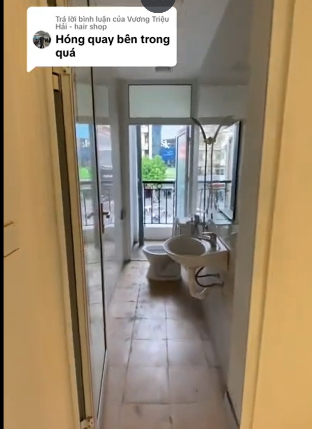 Tầng 1 gồm 1 nhà vệ sinh và một phòng rộng khoảng 20m2. Tầng 2 và tầng 3 cũng được thiết kế 1 phòng nhỏ và một nhà vệ sinh. Đáng chú ý, nhà vệ sinh được thiết kết ngay mé ngoài, có cửa nhìn ra mặt đường Xã Đàn. Ảnh chụp màn hình