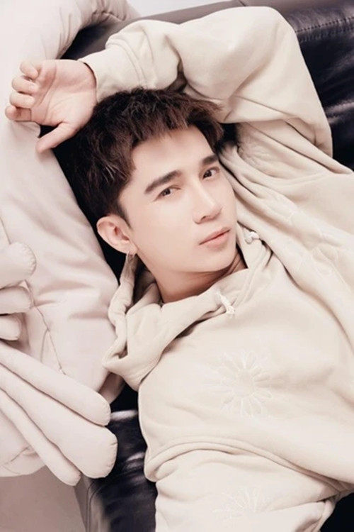 Chi Dân hoạt động nghệ thuật từ năm 2012 trong vai trò ca sĩ, nhạc sĩ. Trước khi vướng bê bối đời tư, Chi Dân có cuộc sống kín tiếng, và hạn chế chia sẻ chuyện đời tư. Ảnh: FBNV