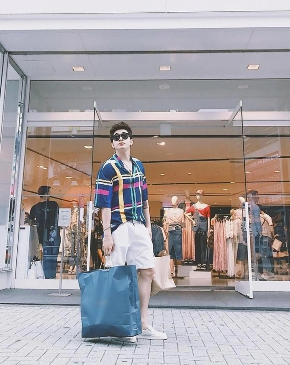 Qua các chuyến đi, Chi Dân không ngần ngại thể hiện phong cách thời trang ấn tượng với nhiều trang phục đắt tiền, đến từ nhiều thương hiệu lớn trên thế giới. Ảnh: Saostar