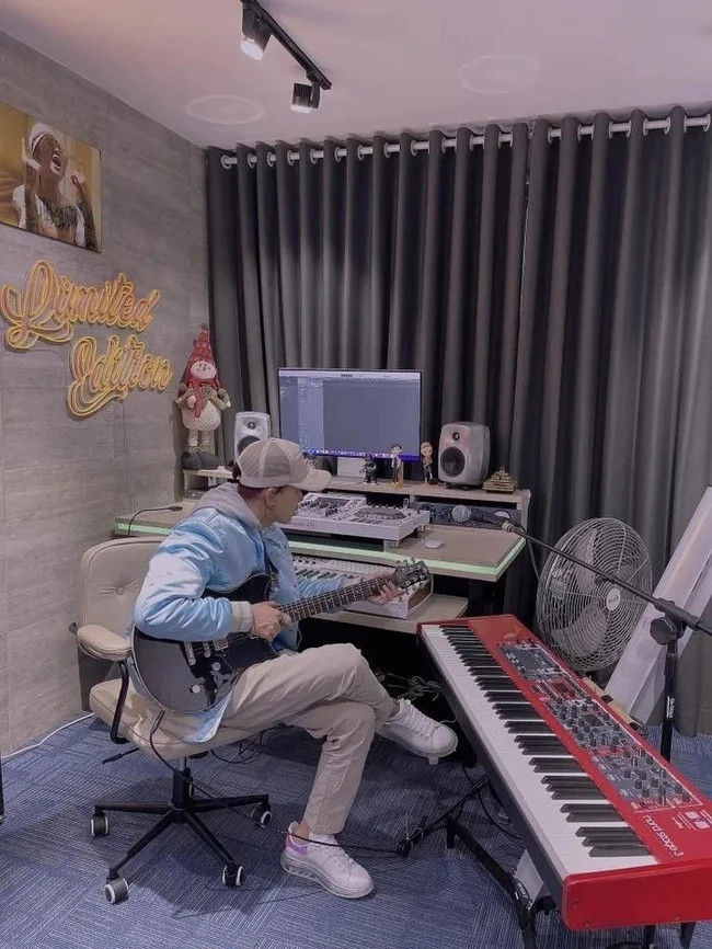 Trong nhà, nam ca sĩ thiết kế một phòng thu âm và sáng tác riêng. Ảnh: FBNV