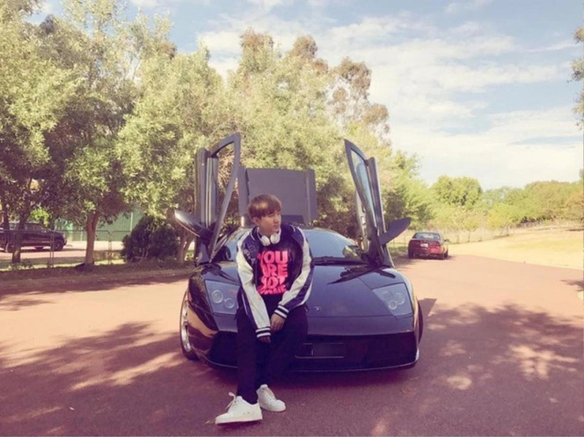 Ngoài ra, Chi Dân còn thường xuyên xuất hiện bên cạnh nhiều xe hơi đắt tiền, có giá trị lên đến vài tỷ đồng. Ảnh: Saostar