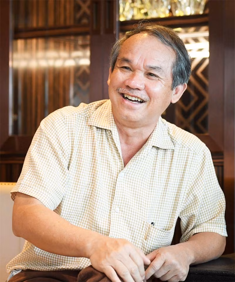 Vị đại gia cũng từng chia sẻ rằng: "Sau những cú sốc, đau và thừa nhận mình dốt, tôi đã ngửa mặt lên trời và tự nói với bản thân rằng ngã ở đâu tôi sẽ đứng lên ở đó. Con đường học vấn không mỉm cười với mình thì nên chọn con đường khác. Mọi con sông đều dẫn ra biển lớn, mọi con đường đều chia ra những lối rẽ riêng". Ảnh: FB Đoàn Nguyên Đức