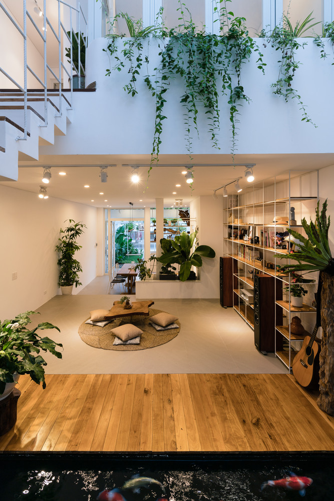 Phòng khách ấm cúng và thoải mái với ánh sáng vàng dịu dàng. Ảnh: Quang Dam