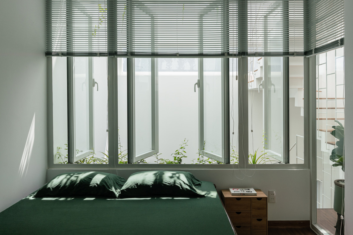 Cửa kính khiến cho các căn phòng trở nên sáng và gần gũi với thiên nhiên hơn. Ảnh: Quang Dam