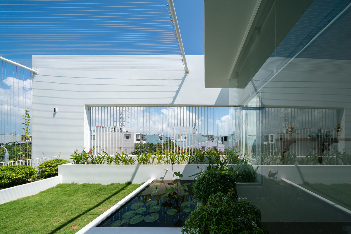 Trên tầng 3 còn có một khu vườn xanh ngắt với hồ cá thứ hai. Ảnh: Quang Dam