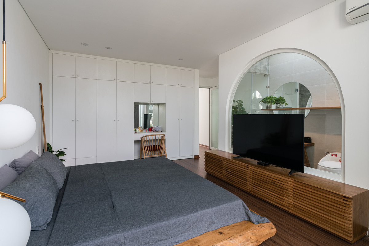 Phòng ngủ tối giản tận dụng tối đa không gian. Ảnh: Quang Dam