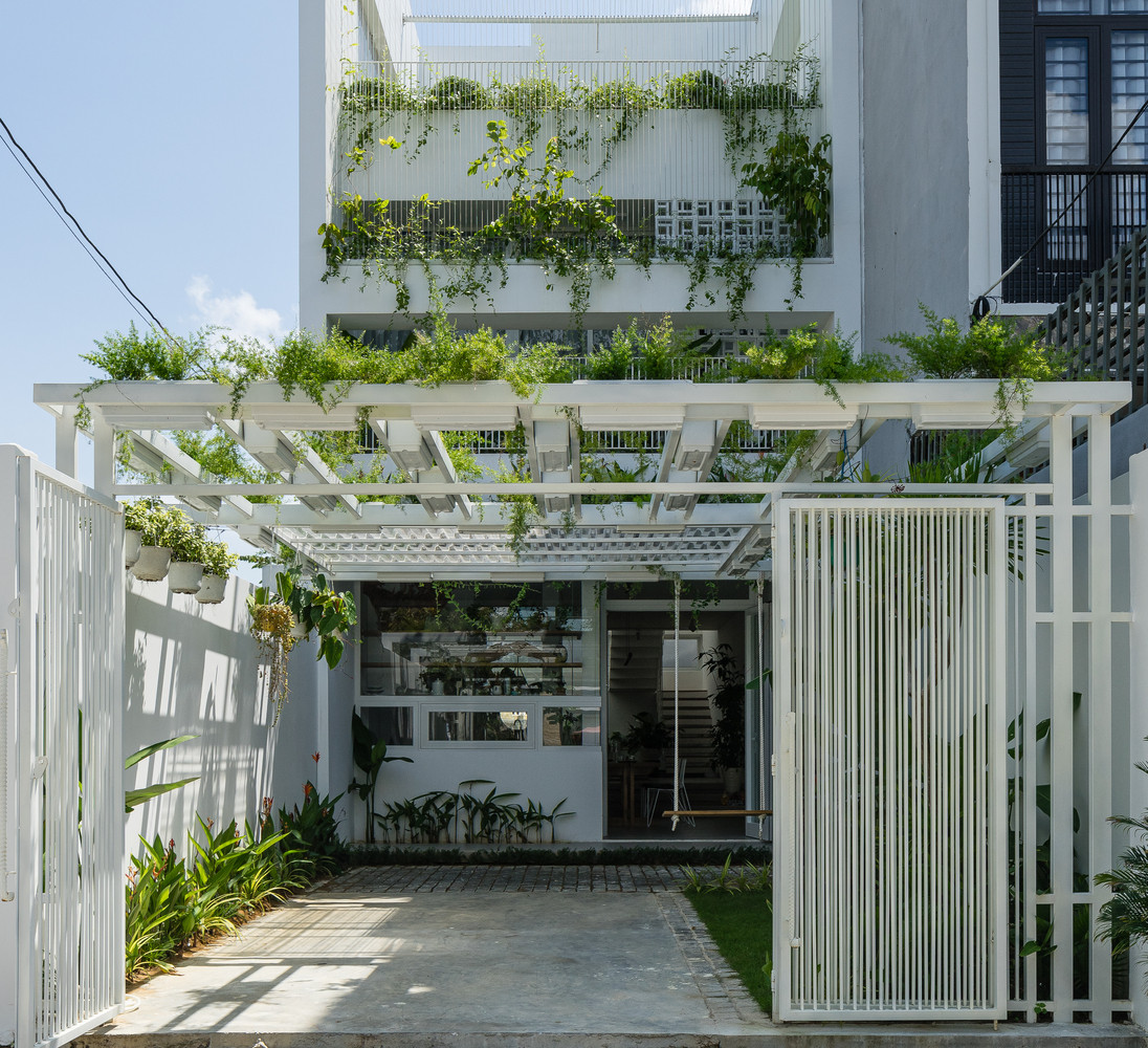 Q House là ngôi nhà nhỏ, nằm ở ngoại ô Đà Nẵng. Với diện tích đất 100 mét vuông, thiết kế được hình thành với ý tưởng về một ngôi nhà nhiệt đới, phù hợp với điều kiện thời tiết miền Trung. Ảnh: Quang Dam