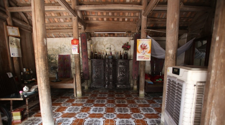 Trải qua hơn nửa thế kỷ với biết bao biến cố, căn nhà vẫn được giữ nguyên, chỉ sửa chữa những phần cần thiết như mái nhà dột, nâng nền để phục vụ cuộc sống của cụ tốt hơn trong mùa mưa bão. Ảnh: Dân Việt