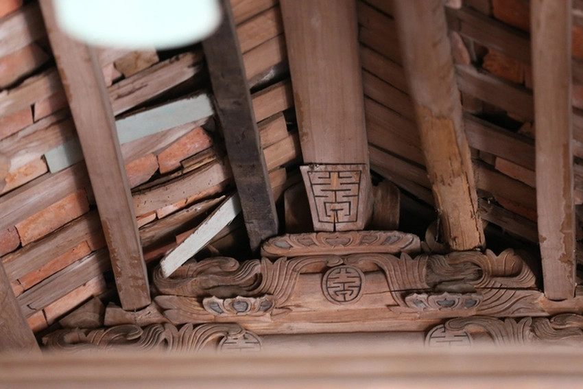 Ở bên trong, nhiều người choáng ngợp trước nét cổ kính của ngôi nhà. Ảnh: Người đưa tin