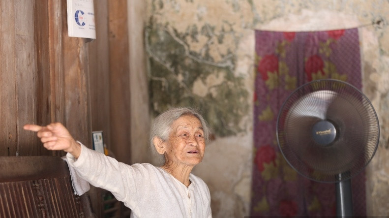Cụ Mận muốn sống trong ngôi nhà cũ bởi ở độ tuổi này, cụ chỉ thích lối sống thôn quê, bình yên và giản dị, không muốn ở nhà phố. Ảnh: Dân Việt