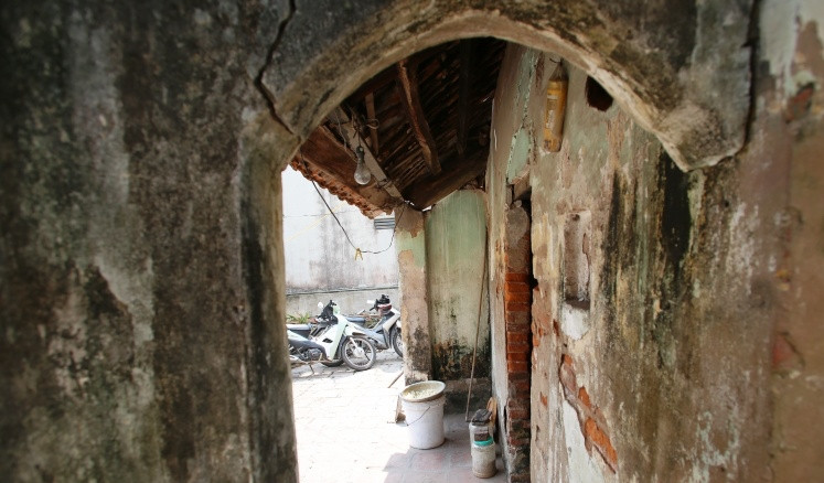 Nhà gồm 3 gian, hai chái, bức tường chính xây bằng gạch, quét vôi trắng, phần cột, kèo, chia gian trong nhà đều bằng gỗ. Ảnh: Dân Việt