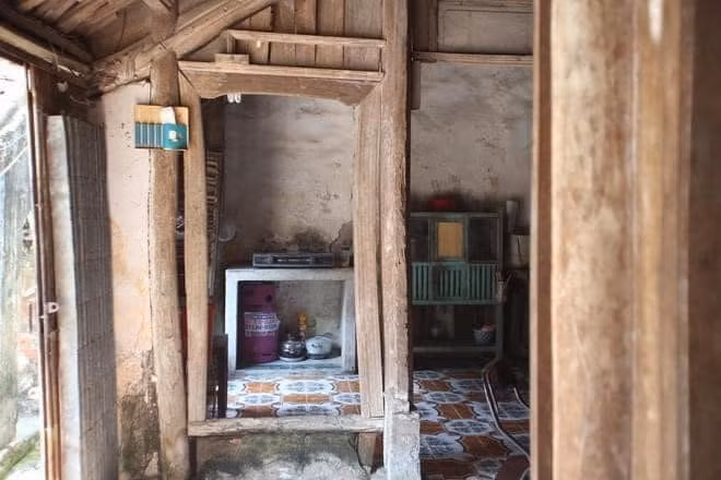 Con cháu nhiều lần ngỏ ý sửa lại nhà nhưng cụ từ chối vì muốn giữ lại ngôi nhà cùng với những dấu tích xưa. Ảnh: Facebook