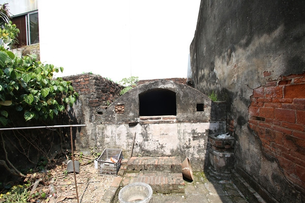 Theo lời kể của người thân, ngôi nhà được xây dựng năm 1938, đến năm 1948 mới hoàn thiện phần vườn và cổng nhà. Ảnh: Người đưa tin