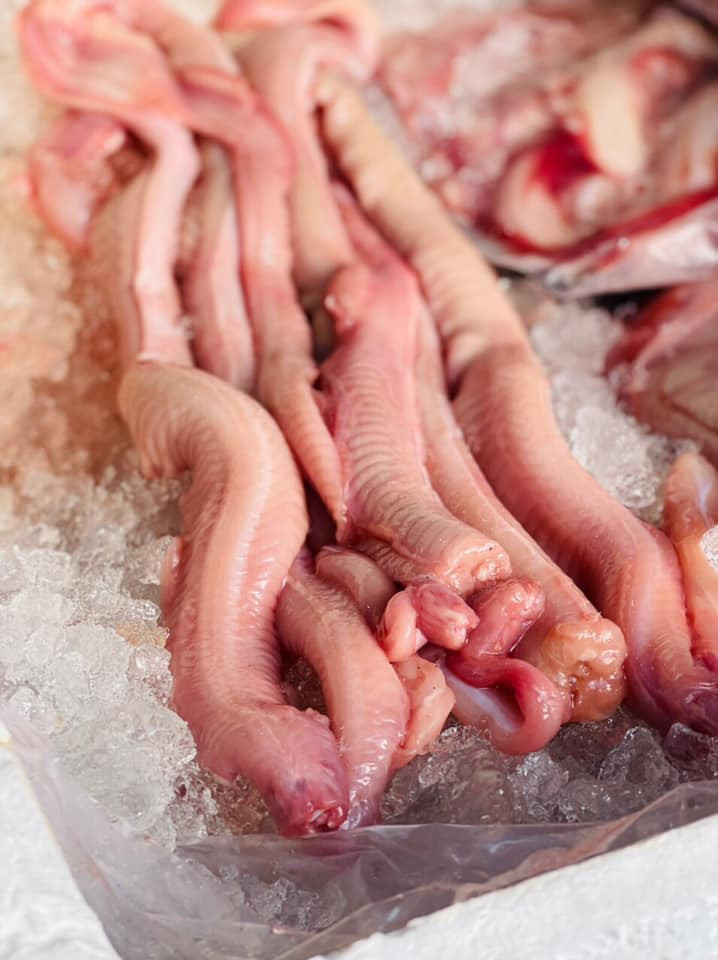 Tuy nhiên, đằng sau ngoại hình xấu xí đó là lớp thịt ngọt thanh, giòn sừn sựt, dai thơm. Ảnh: Haisankyda