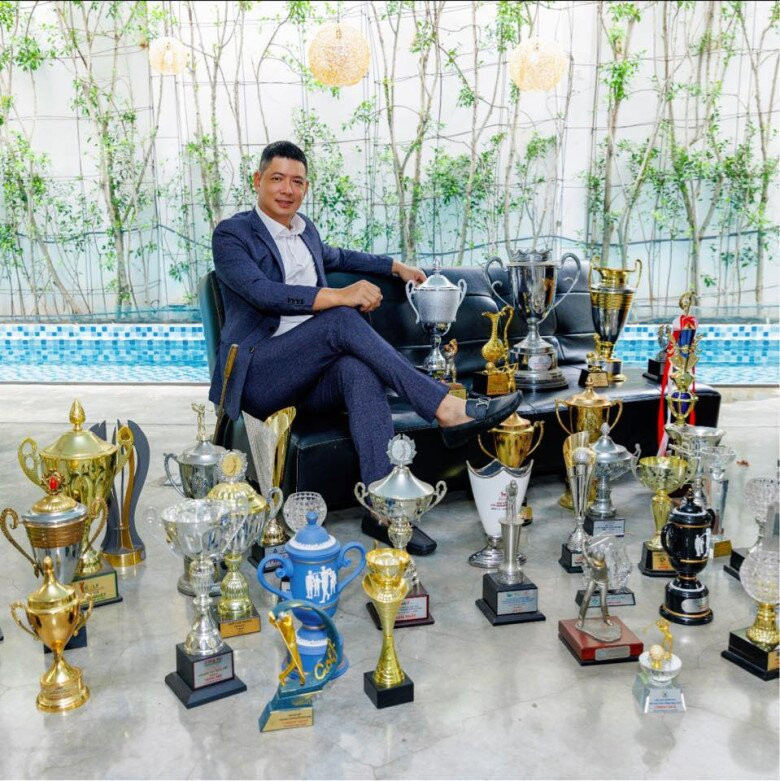 Trên trang cá nhân, diễn viên Bình Minh từng "rải" cúp khắp nhà để chụp ảnh. Phòng khách trong nhà hoành tráng như ở một resort xa hoa. Ảnh: FBNV