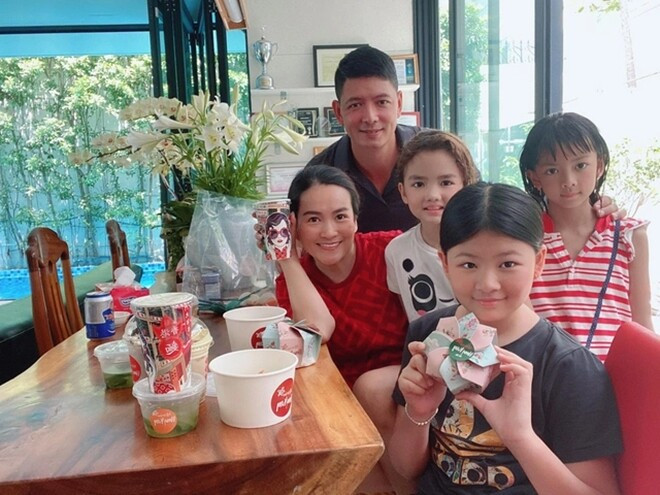 Bàn ăn bằng gỗ tự nhiên đặt gần cửa kính lớn, tận dụng ánh sáng tự nhiên tối đa. Ảnh: FBNV