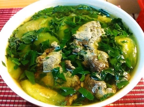 Ngoài công dụng làm cảnh, ít ai biết, lá cây dâm bụt còn gắn liền với một món ăn dân dã của người dân ở các làng quê - canh cua rau dâm bụt. Ảnh: DulichNinhBinh