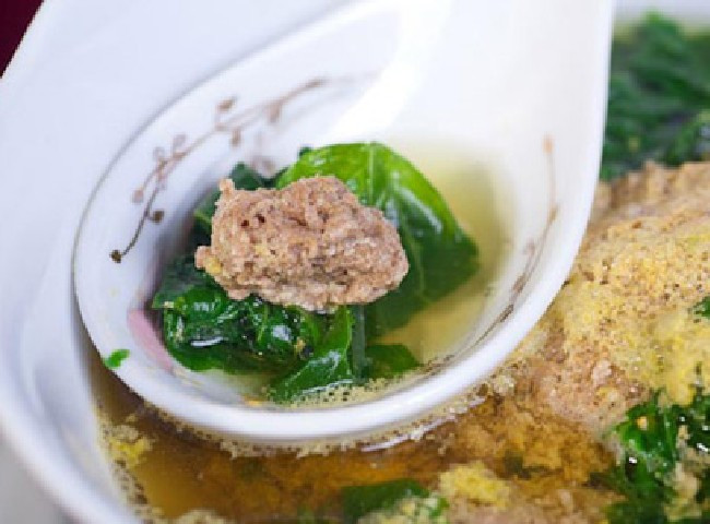 Đặc biệt ở Ninh Bình, lá cây vốn mọc hàng rào này trở thành đặc sản được nhiều du khách ưa chuộng. Đó là canh cua đồng nấu lá dâm bụt ăn kèm cà pháo.Ảnh: Internet