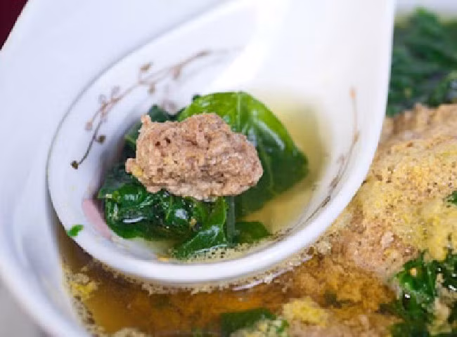 Đặc biệt ở Ninh Bình, lá cây vốn mọc hàng rào này trở thành đặc sản được nhiều du khách ưa chuộng. Đó là canh cua đồng nấu lá dâm bụt ăn kèm cà pháo.Ảnh: Internet