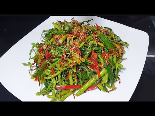 Ngoài ra, lá dâm bụt có thể luộc chấm mắm tỏi ớt hoặc xào tỏi rất ngon. Ảnh: Youtube