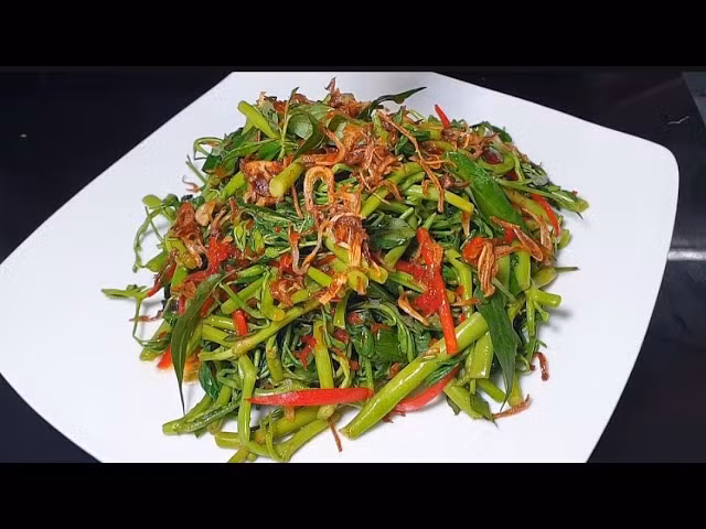 Ngoài ra, lá dâm bụt có thể luộc chấm mắm tỏi ớt hoặc xào tỏi rất ngon. Ảnh: Youtube