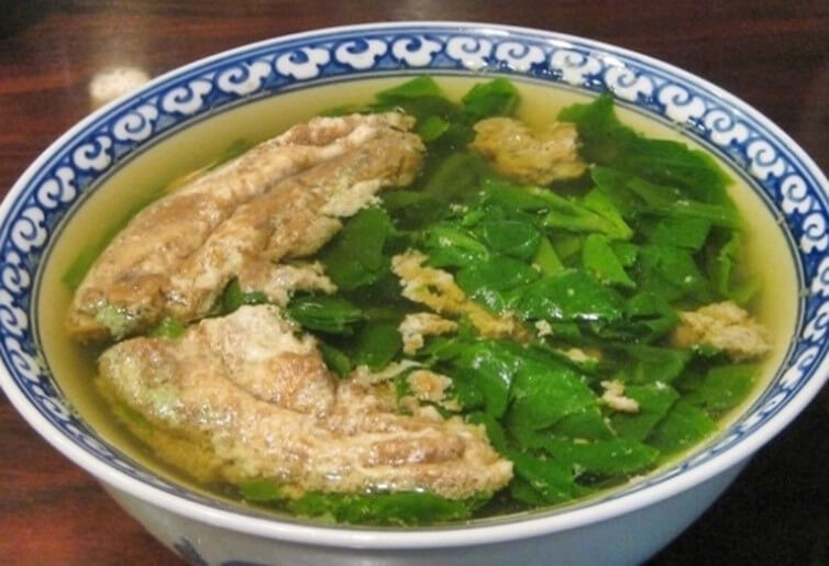 Canh cua rau dâm bụt ăn có vị như canh cua rau đay mùng tơi nhưng lại thơm, ngọt và mát. Ảnh: Vuonsaigon