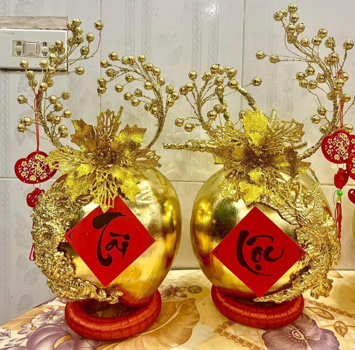 Để làm ra những quả dừa dát vàng đẹp mắt, hút khách, khâu chọn dừa rất quan trọng. Ảnh: Facebook