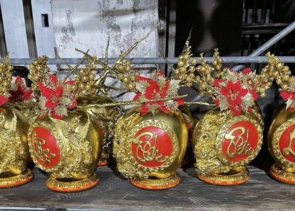 Hầu hết các cơ sở sản xuất dừa dát vàng đều làm theo đơn khách đã đặt trước. Ảnh: FB Thuỳ Trangg Trần