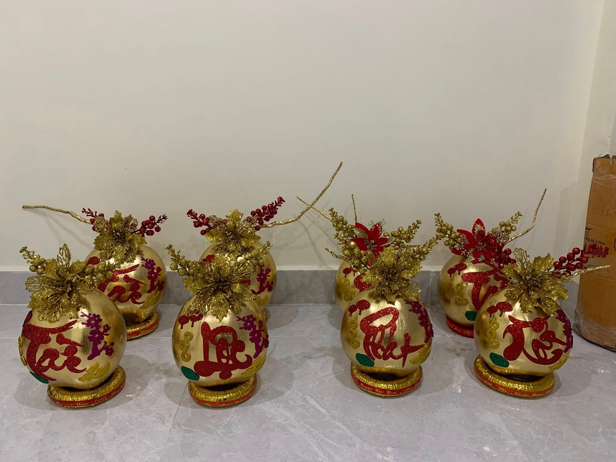 Để trái dừa đẹp hơn, căng bóng, nghệ nhân dùng cọ quét lại một lượt. Đây là công đoạn đòi hỏi sự tỉ mỉ, khéo tay. Ảnh: FB Lê Yên