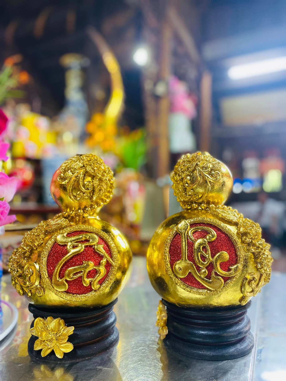 Ngoài dát vàng, nhiều trái dừa lớn được còn được trang trí thêm rất cầu kỳ như ghép quả nhỏ, khắc chữ tài lộc... Ảnh: Facebook