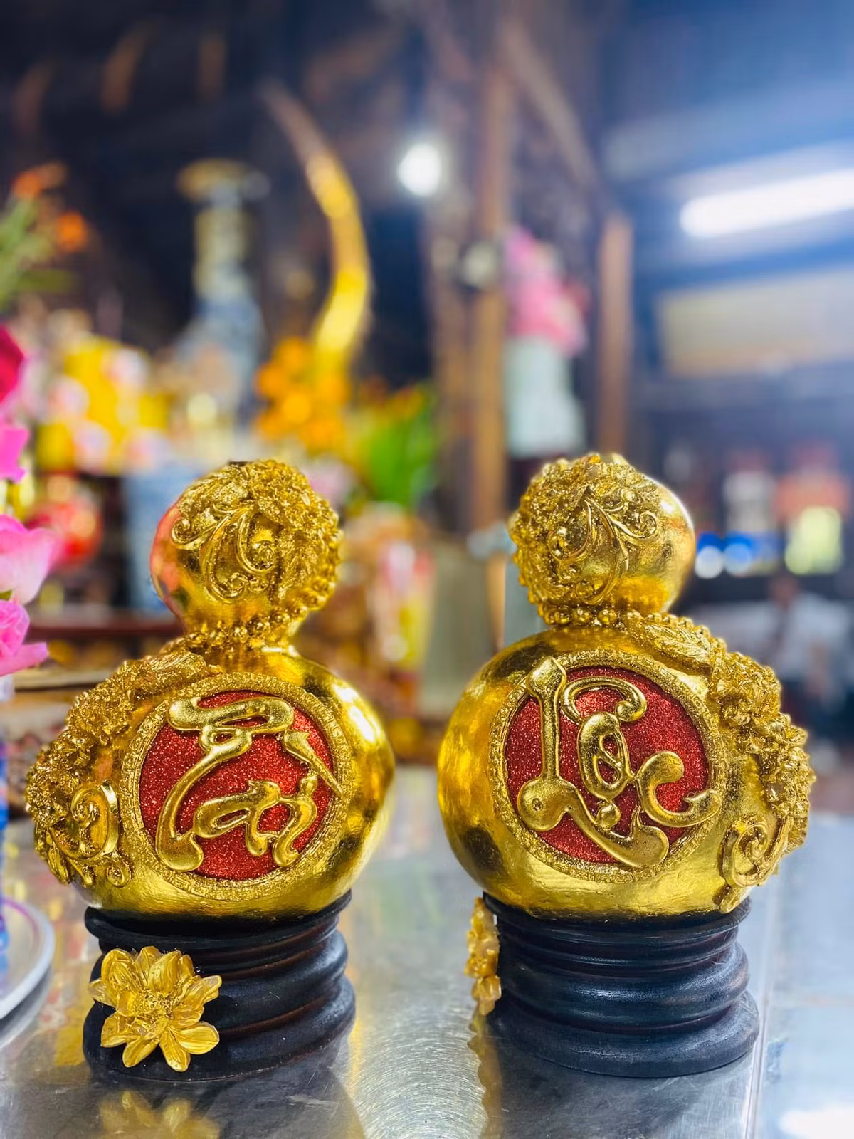 Ngoài dát vàng, nhiều trái dừa lớn được còn được trang trí thêm rất cầu kỳ như ghép quả nhỏ, khắc chữ tài lộc... Ảnh: Facebook