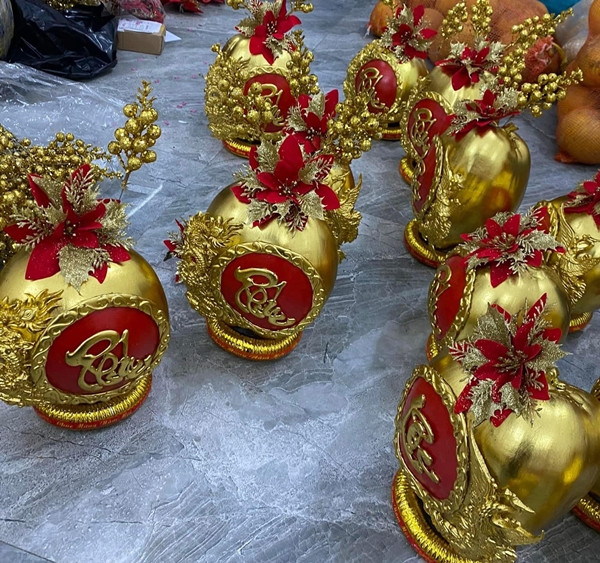 Thông thường, dừa dát vàng bán theo cặp (2 trái) hoặc theo bộ 3 trái, hoặc 4 trái tùy theo thông điệp, chữ viết trên mỗi trái dừa. Ảnh: FB Thuỳ Trangg Trần