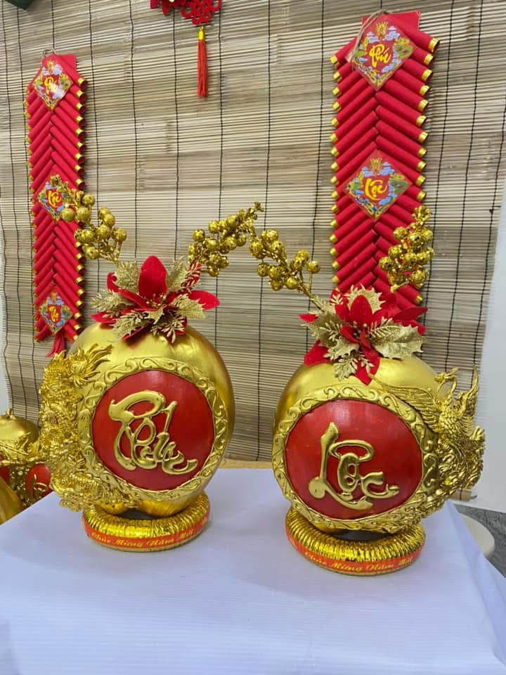 Mỗi trái dừa phải tròn bóng, nặng nước, đủ già không đứt cuống, không rỉ nước, cứng cáp và chưng được lâu trong dịp Tết. Ảnh: FB Thuỳ Trangg Trần