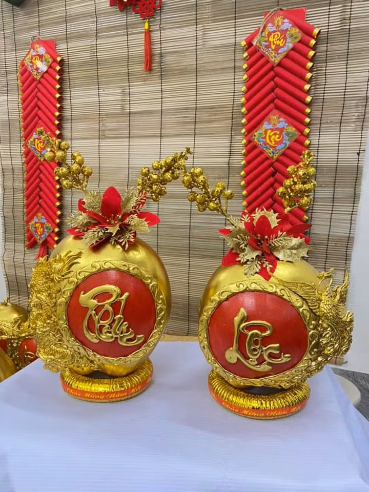 Mỗi trái dừa phải tròn bóng, nặng nước, đủ già không đứt cuống, không rỉ nước, cứng cáp và chưng được lâu trong dịp Tết. Ảnh: FB Thuỳ Trangg Trần