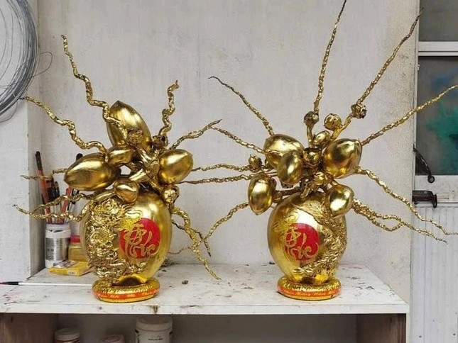 Chuẩn bị đón Tết Nguyên đán Ất Tỵ 2025, các cơ sở sản xuất đã tung ra thị trường những cặp dừa trang trí đẹp mắt, tỉ mỉ giá lên tới 1 triệu đồng/cặp. Ảnh: Znews