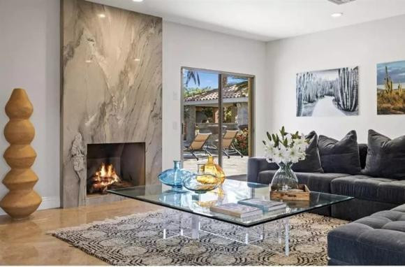 Bàn ăn sang trọng đặt ở khu vực phòng bếp. Ảnh: FBNV