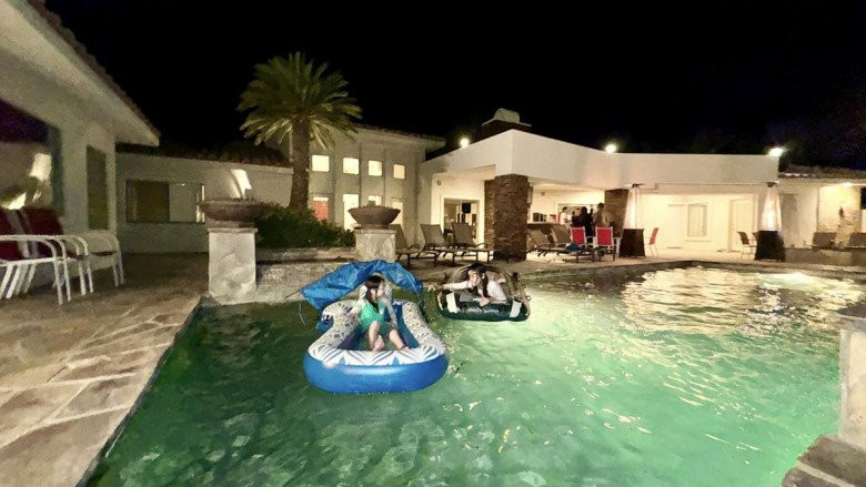 Hồ bơi xanh mát là nơi cả gia đình nam nghệ sĩ tận hưởng những phút giây thảnh thơi. Ảnh: FBNV