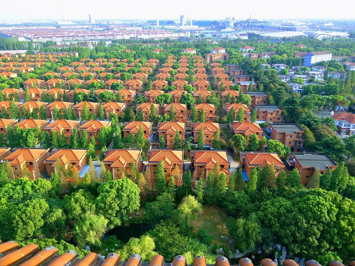 Năm 2004, lương bình quân năm của cư dân làng Hoa Tây được cho là lên tới 122.600 nhân dân tệ, gấp gần 42 lần thu nhập của nông dân Trung Quốc thời đó. Ảnh: Flickr