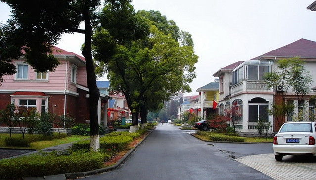 Đến năm 2013, ngôi làng có khoảng 2.000 cư dân, hưởng các quyền lợi như ở trong biệt thự, sở hữu siêu xe, được học hành, chăm sóc y tế và sử dụng dầu ăn miễn phí. Ảnh: Flickr