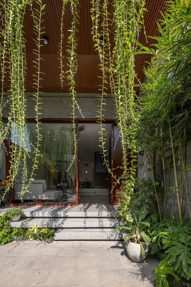 Theo đó, kiến trúc sư tạo ra 3 khoảng thở ở phía trước, phía sau và giữa căn nhà. Ảnh: Hoang Le