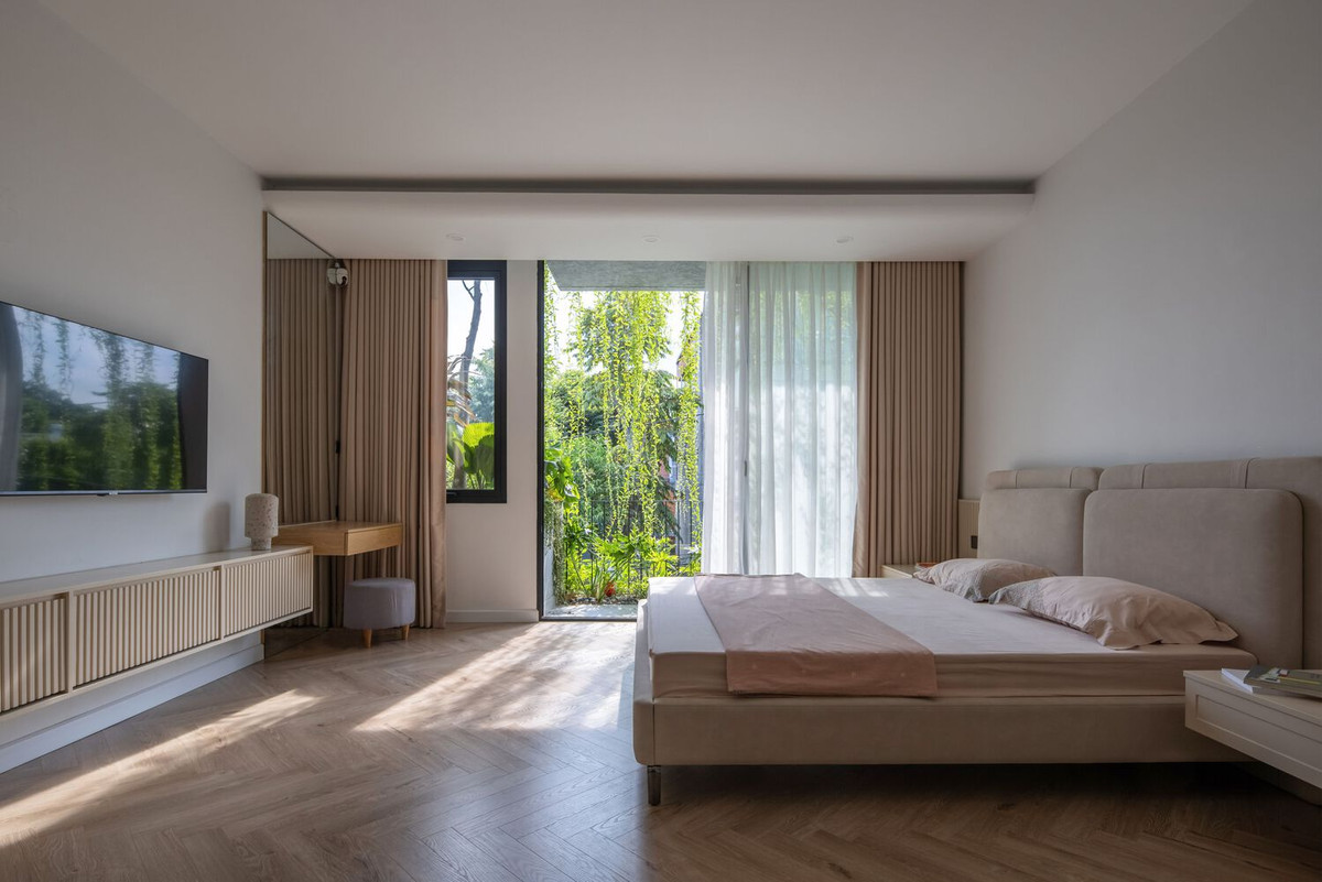 Phòng ngủ tràn ngập ánh sáng và sắc xanh. Ảnh: Hoang Le