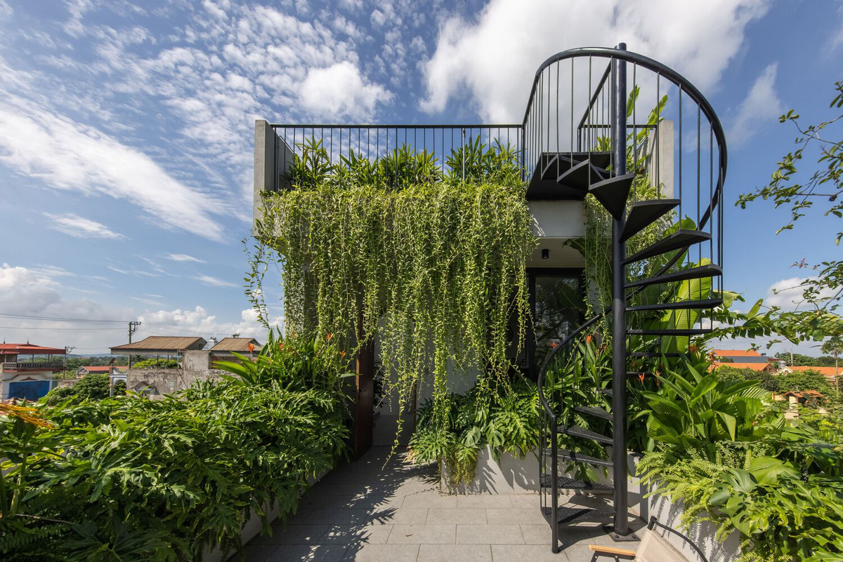 Ngoài các khu vườn, ban công được bố trí xen kẽ. Điểm kết ở tầng 3 là một khoảng sân lớn như phần mở rộng của không gian bên trong, là nơi cuộc sống riêng tư kết nối với thế giới bên ngoài. Ảnh: Hoang Le