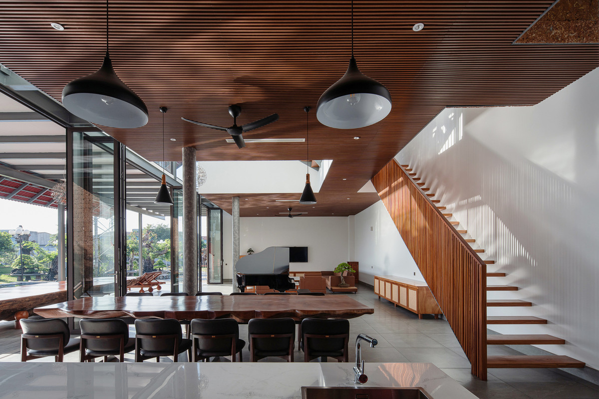 Phòng khách và phòng bếp kết nối mở trực tiếp với hiên bên ngoài nên rất thoáng đãng. Ảnh: Quang Tran