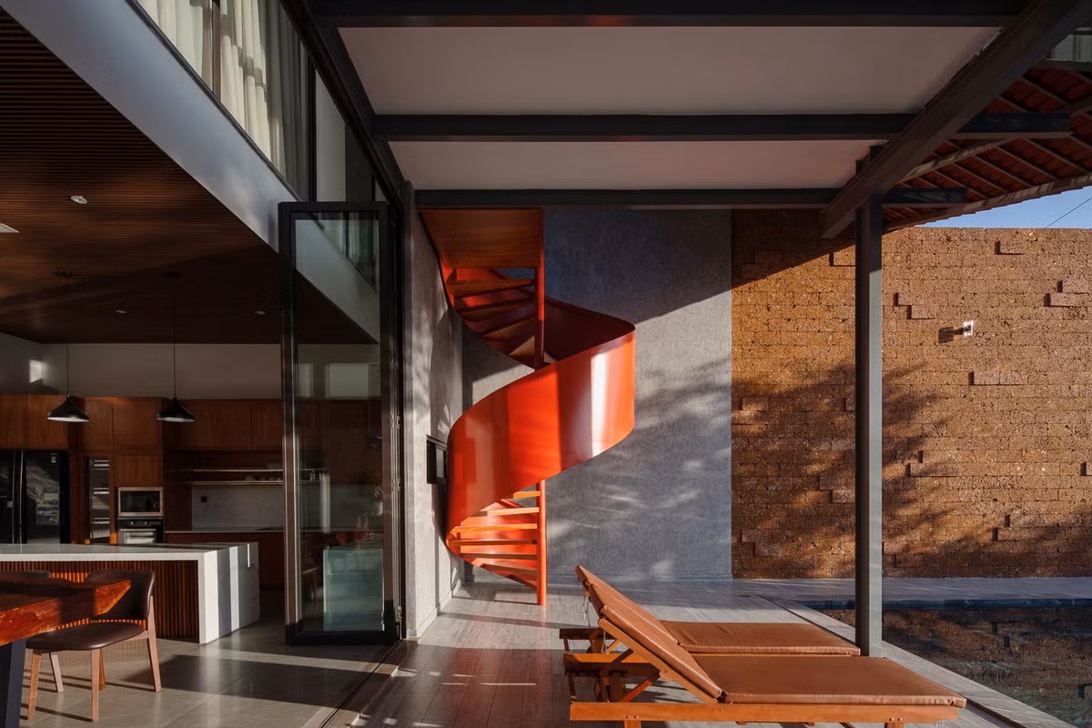 Cầu thang xoắn được sơn màu nâu đỏ góp phần tạo nên điểm nhấn khác biệt cho căn nhà. Ảnh: Quang Tran