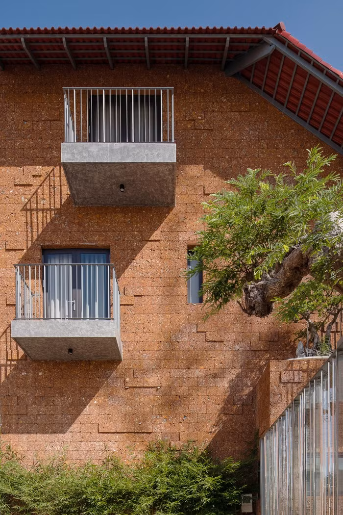 Bức tường đá ong tạo nên diện mạo độc đáo và nổi bật cho ngôi nhà. Ảnh: Quang Tran