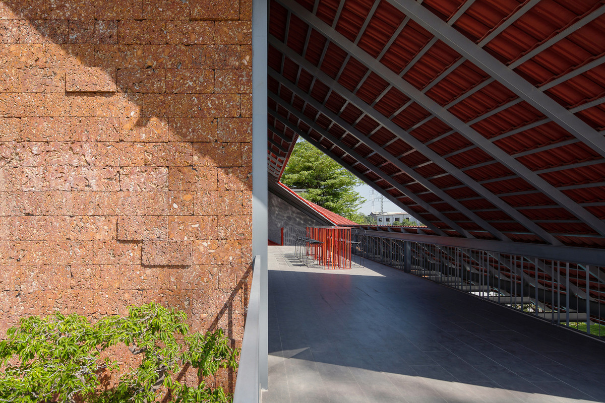 Khu vực hiên tầng 2 được tạo một khoảng trống ở mái giúp không gian sống kết nối với bên ngoài. Ảnh: Quang Tran