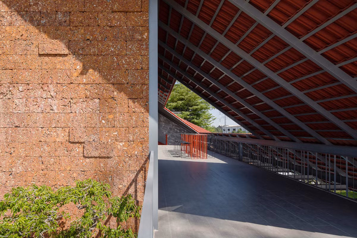 Khu vực hiên tầng 2 được tạo một khoảng trống ở mái giúp không gian sống kết nối với bên ngoài. Ảnh: Quang Tran