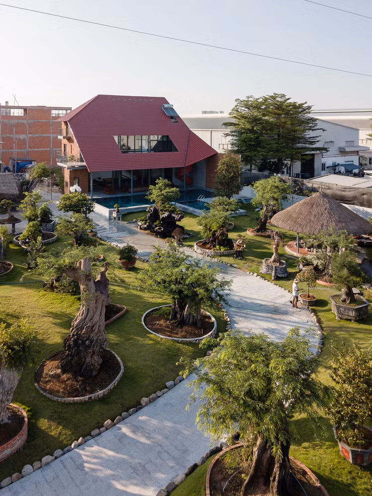 Nằm trong khuôn viên xanh mát, đa chức năng rộng 7.000m2, ngôi nhà 3 tầng là tổ ấm của gia đình 4 người. Ảnh: Quang Tran